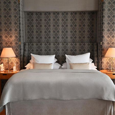 Hotel Diplomat Estocolmo Exterior foto A bed with a headboard