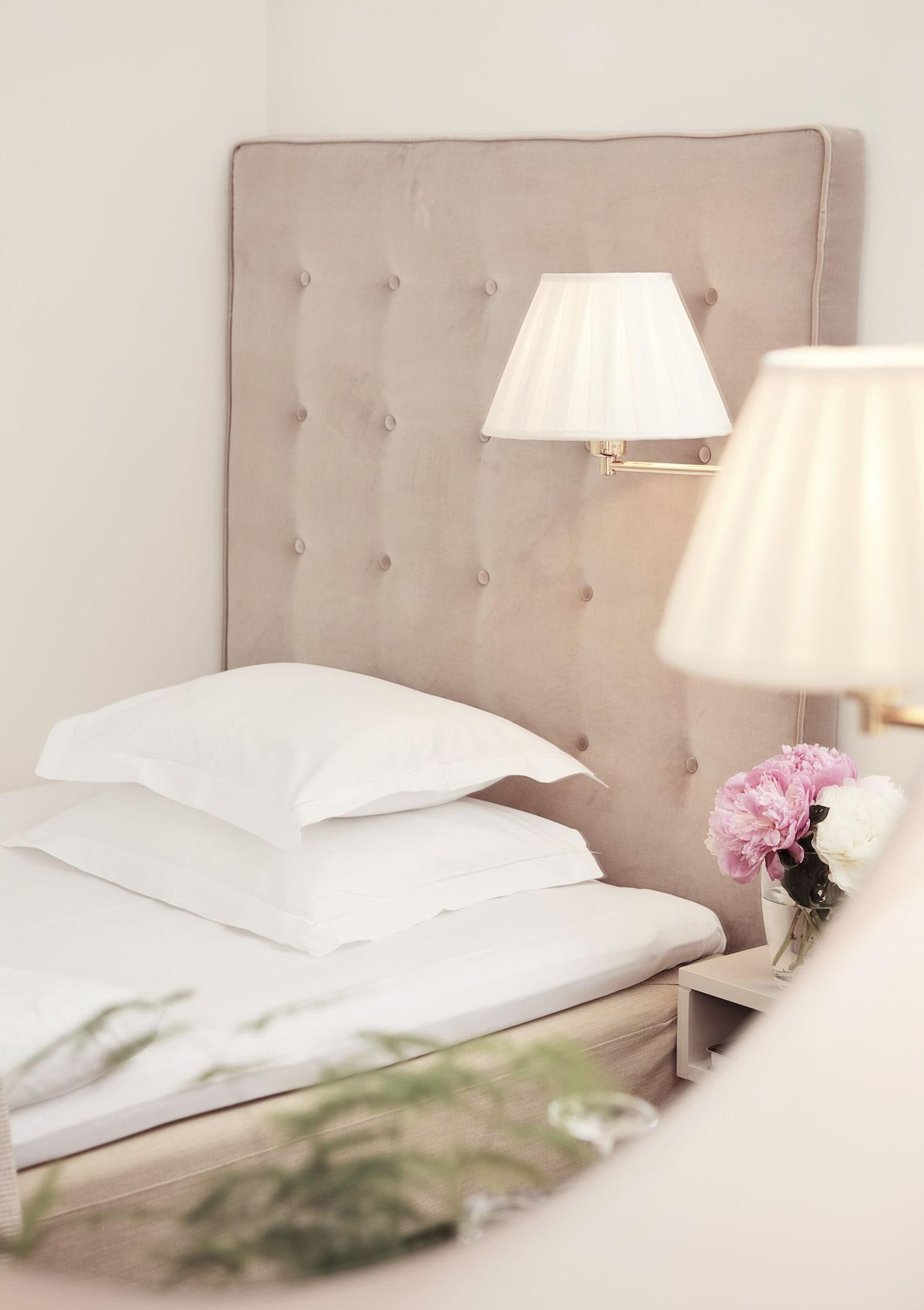 Hotel Diplomat Estocolmo Exterior foto A bed with a headboard