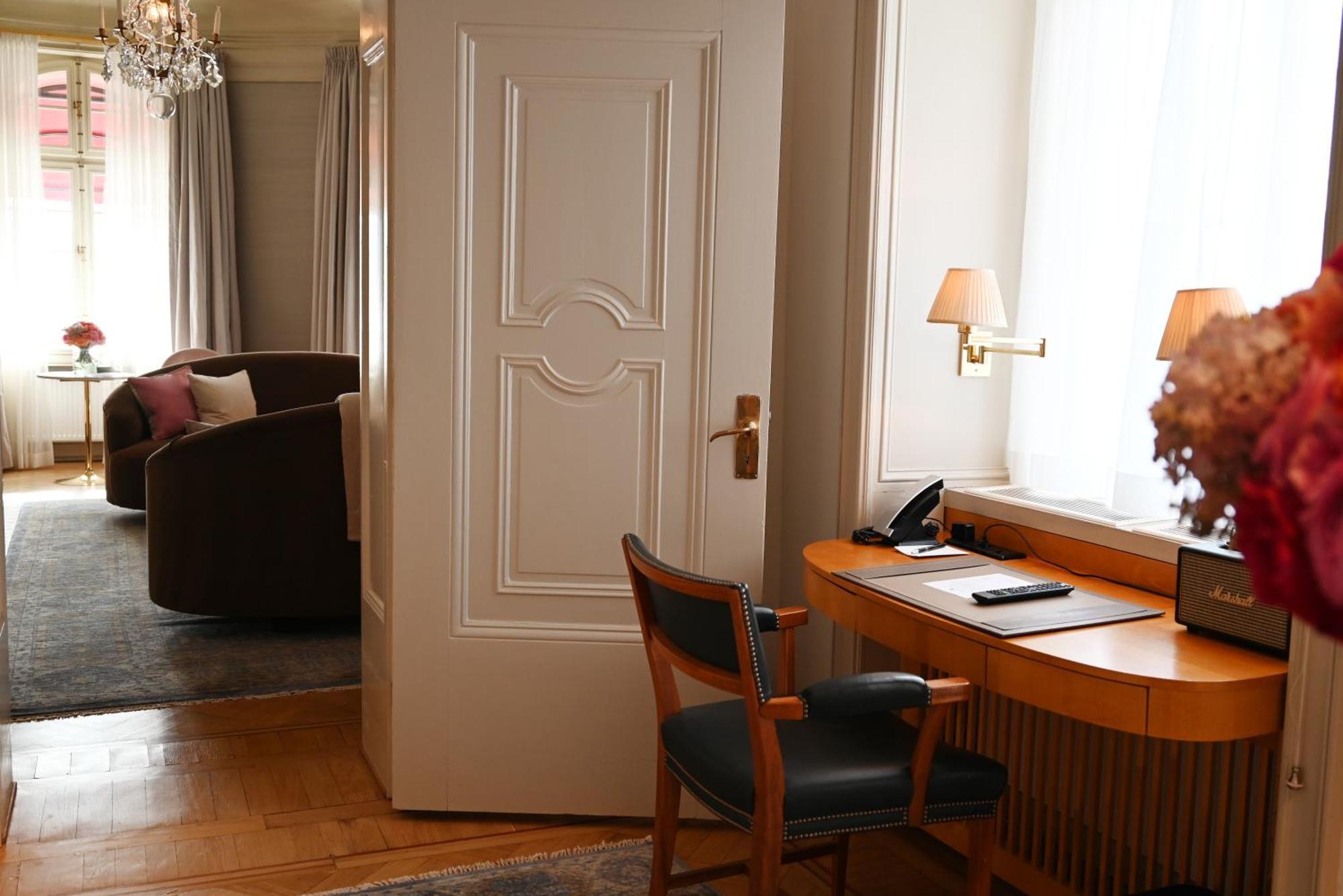 Hotel Diplomat Estocolmo Exterior foto A door in a hotel room