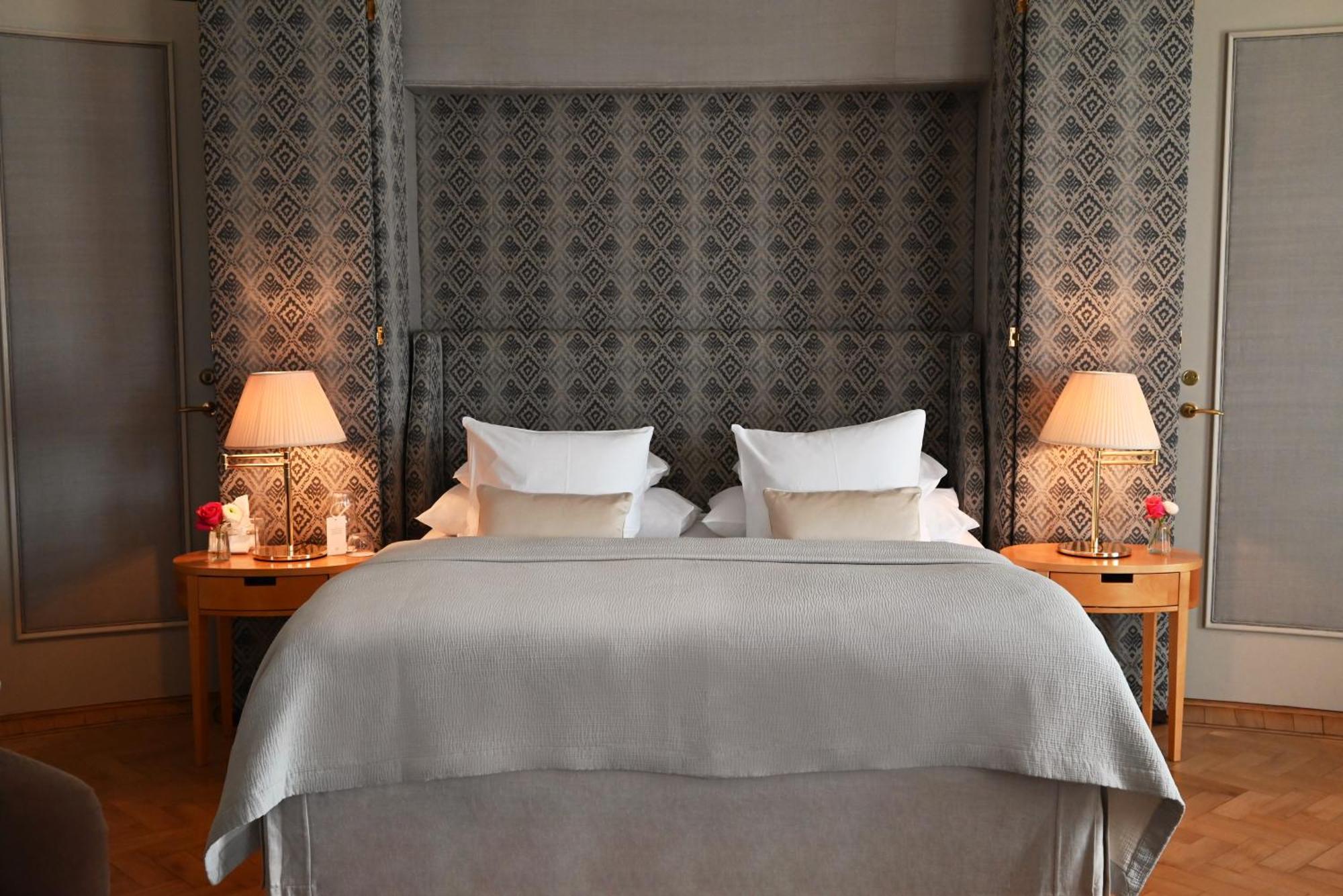 Hotel Diplomat Estocolmo Exterior foto A bed with a headboard
