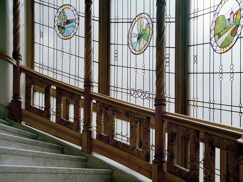 Hotel Diplomat Estocolmo Exterior foto Stained glass windows in the staircase